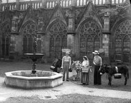 816940 Gezicht in de pandhof van de Domkerk (Domplein) te Utrecht, met bij de fontein enkele als mediterrane boeren ...